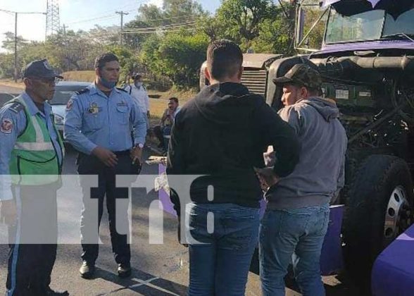 Se llevó buen susto Cisterna impacta camión repartidor de pollos en