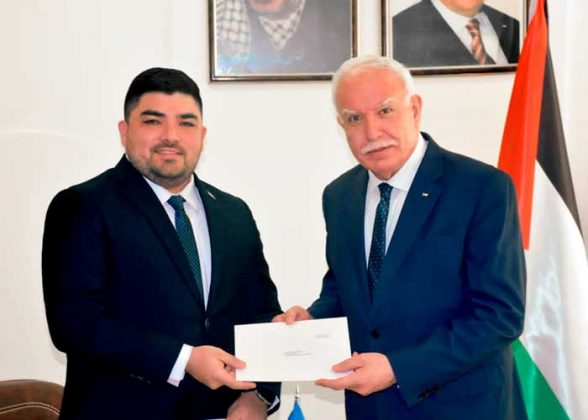 Embajador De Nicaragua En Palestina Presenta Copias Estilo De Cartas