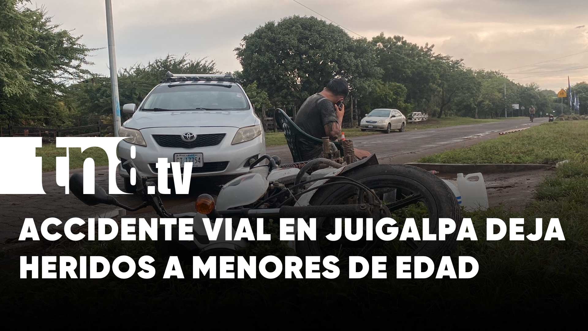 Adolescente de 14 años lesionado al impactar su moto contra un carro en