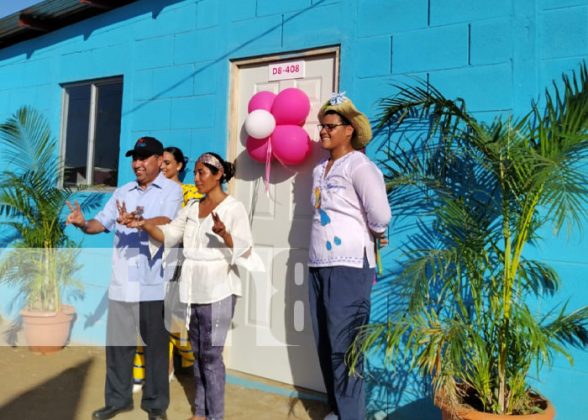 100 familias reciben con alegría sus viviendas en Camino del Río