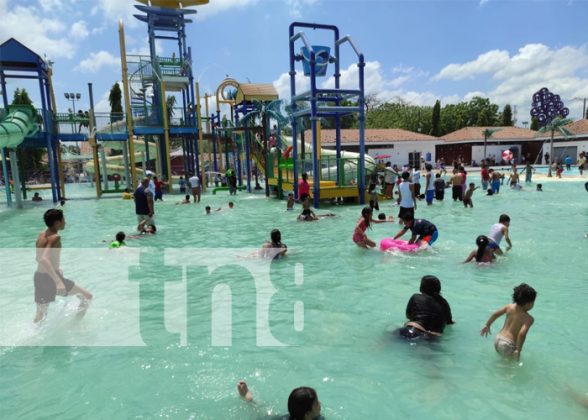 Nicaragüenses disfrutan esta semana santa en el parque acuático en