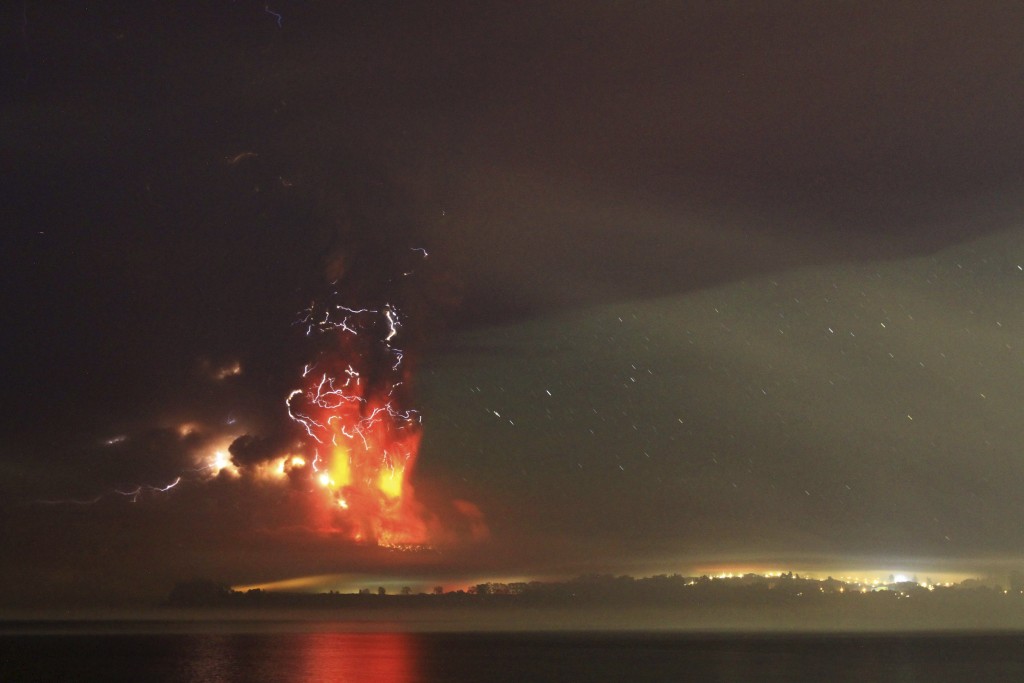 Humo y lava de volcán Calbuco, vista desde lago Llanquihue en Puerto Varas
