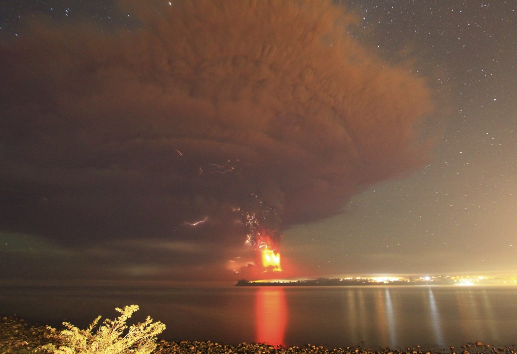 El volcán chileno Calbuco arroja humo y lava