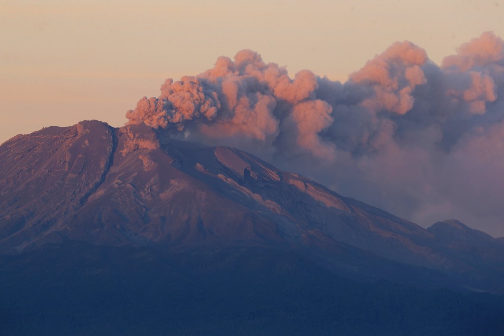 Vista del volcán Calbuco arrojando cenizas y humo