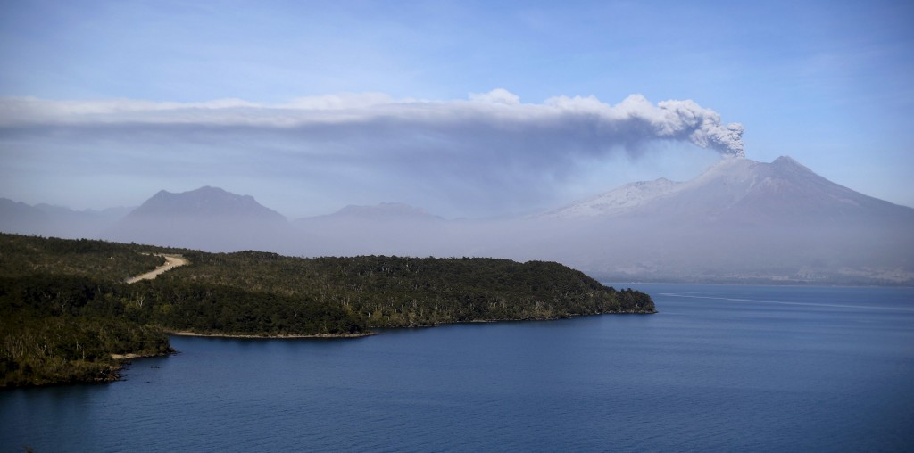 El volcán Calbuco visto desde el camino Las Cascadas, Chile