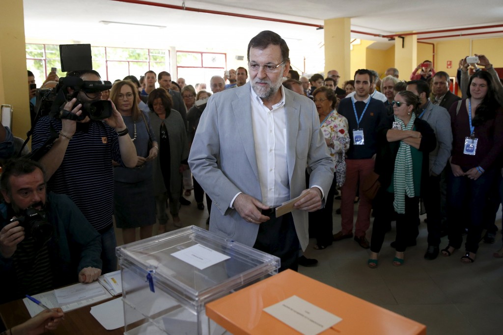 El presidente español, Mariano Rajoy, se dispone a votar en las elecciones locales y regionales en Madrid