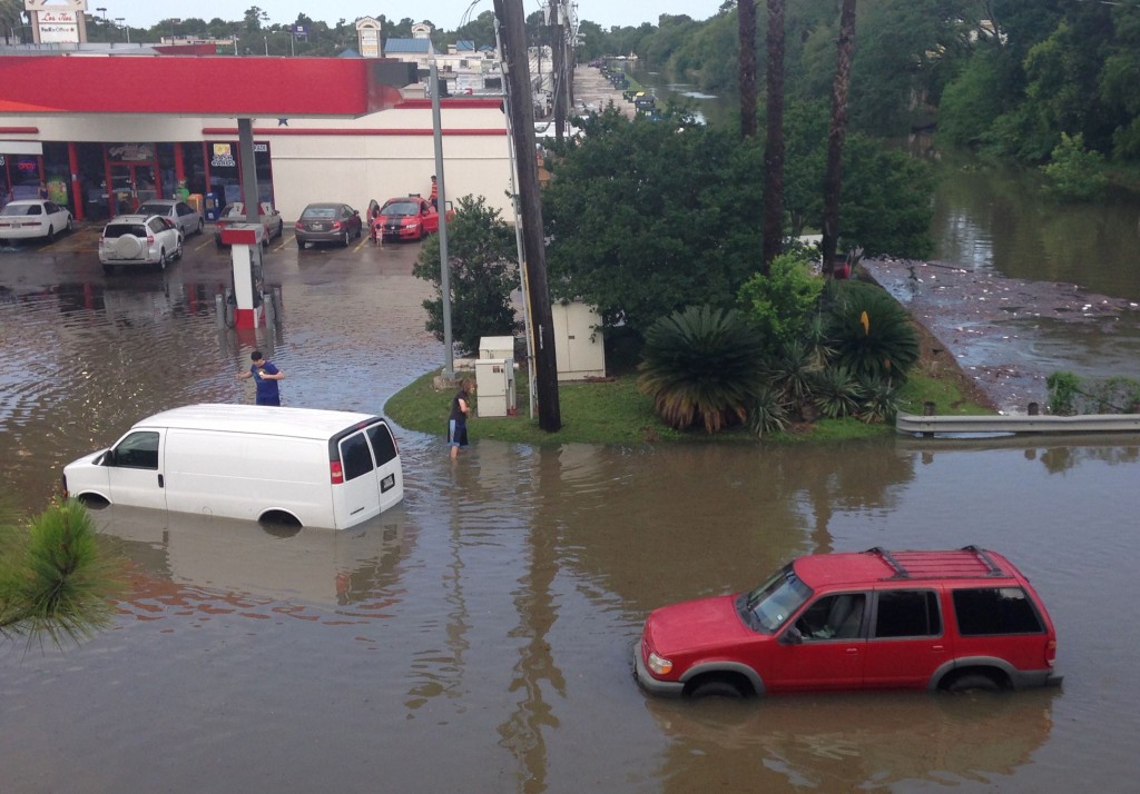 Unos vehículos cubiertos de agua tras una inundación en Houston, EEUU
