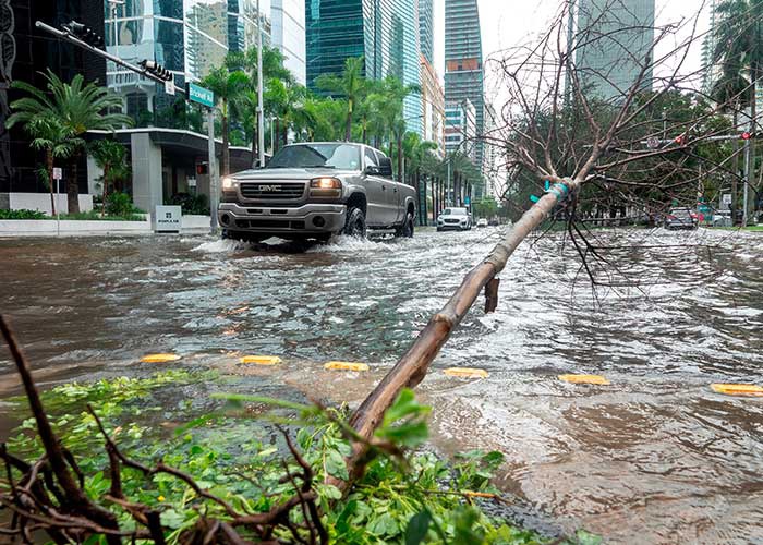 Tormenta tropical Eta deja lluvias torrenciales en oeste de Florida