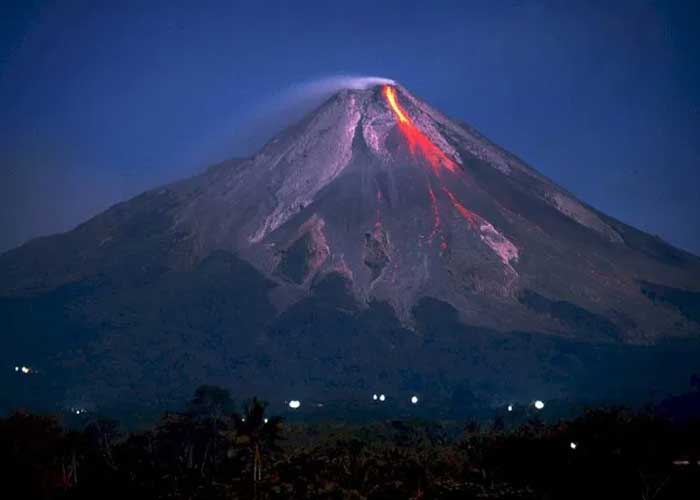 Erupci n del volc n Merapi  deja afectaciones en Indonesia
