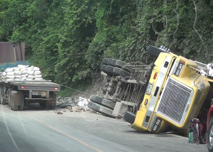 nicaragua, accidente de transito, boaco, camion rastra, velocidad,