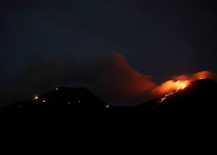 guatemala, volcan pacaya, actividad volcanica, flujo de lava, 