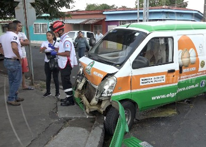 nicaragua, accidente de transito, monsenor lezcano, vuelco, microbus, camion,