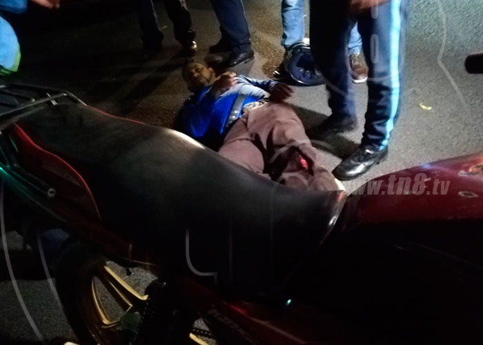 Motociclista resulta lesionado luego de que un vehiculo lo impactara la noche de este jueves.