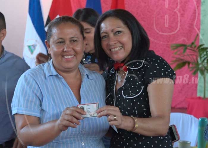 Militantes Sandinistas de Ocotal reciben su carnet que los acredita como constructores de paz 