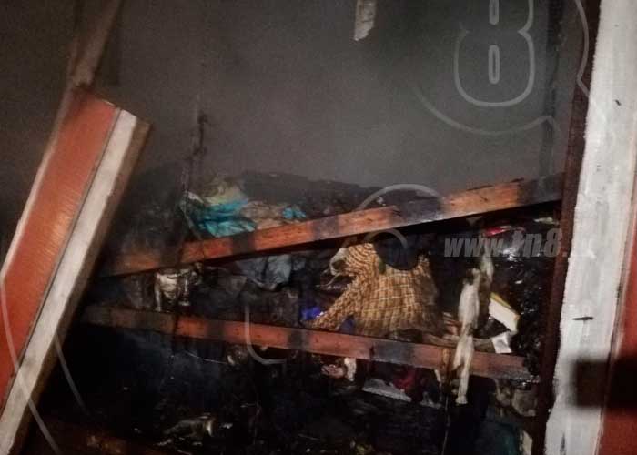Familia en Managua queda a la intemperie producto de un incendio en su vivienda 
