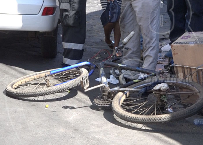 nicaragua, mercado oriental, accidente, bicicleta, anciano,