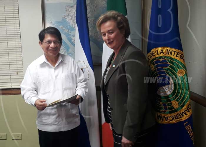 Embajadora de Irlanda en Nicaragua, entrega Copias de Estilo al Canciller de Nicaragua. 