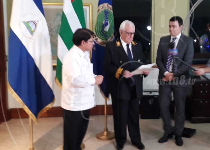 Embajador de Abjasia en Nicaragua, entrega Copias de Estilo al Canciller de Nicaragua. 