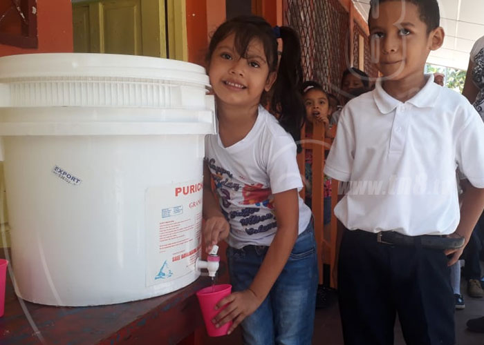 ENACAL entrega bidones para almacenar agua potable en un cdi de Bilwi. 