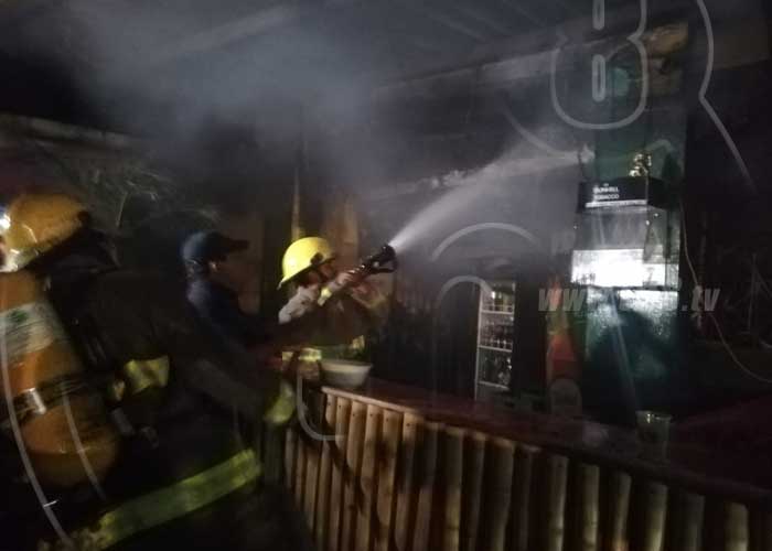 Incendio redujo a cenizas un bar y restaurante en la calle principal de Altamira