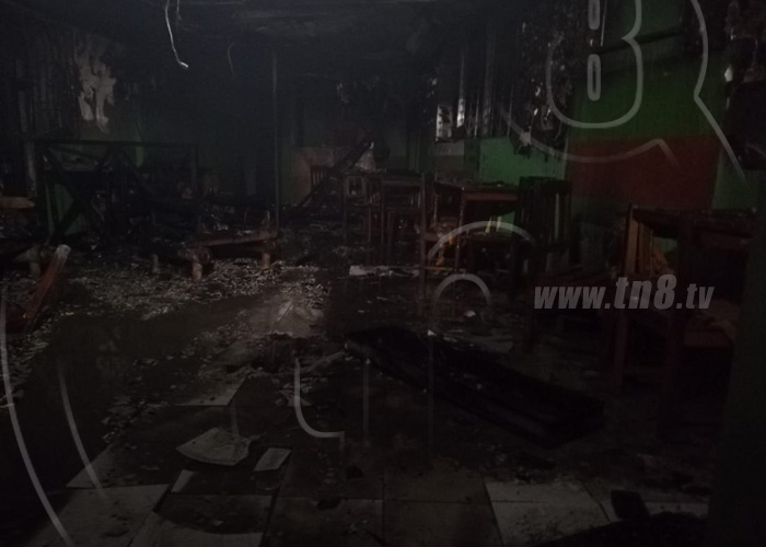 Incendio redujo a cenizas un bar y restaurante en la calle principal de Altamira