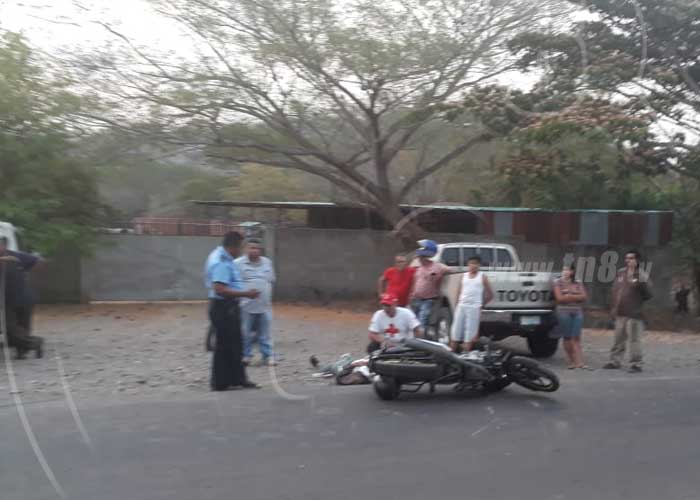 Motociclista se estrella contra una camioneta en Lovago, Chontales.