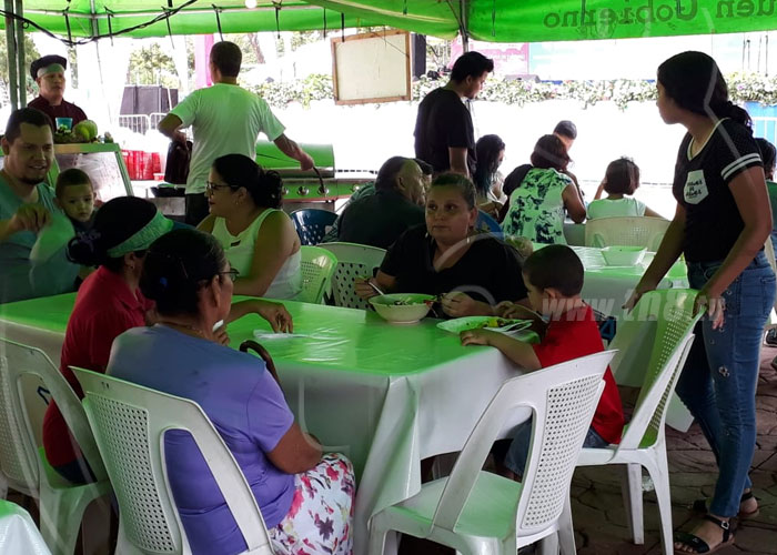 nicaragua, managua, plaza 22 de agosto, feria del mar, mariscos, sopas, pescados fritos, familias, alegria, diversion, salud, 