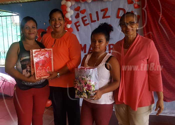 Autoridades municipales de Nandaime celebran a las madres del municipio.