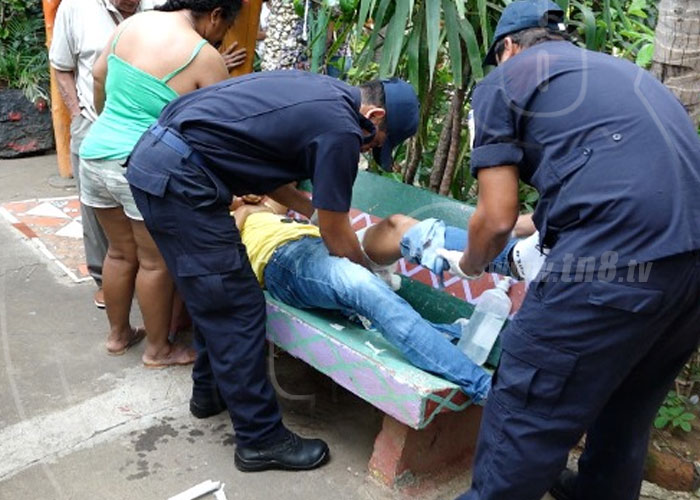 Un ciudadano herido al ser interceptado por dos ladrones.