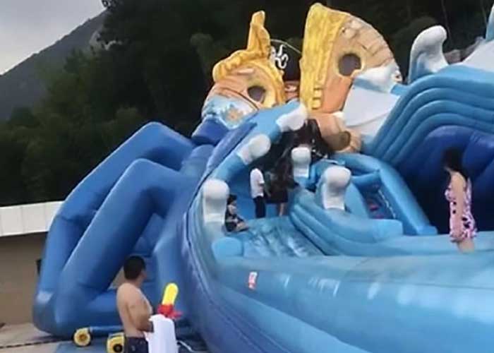 china, accidente, tobogan inflable, muere, 