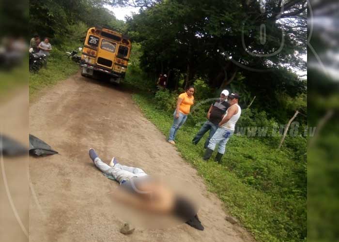Joven muere bajo las llantas de un bus en Comalapa.