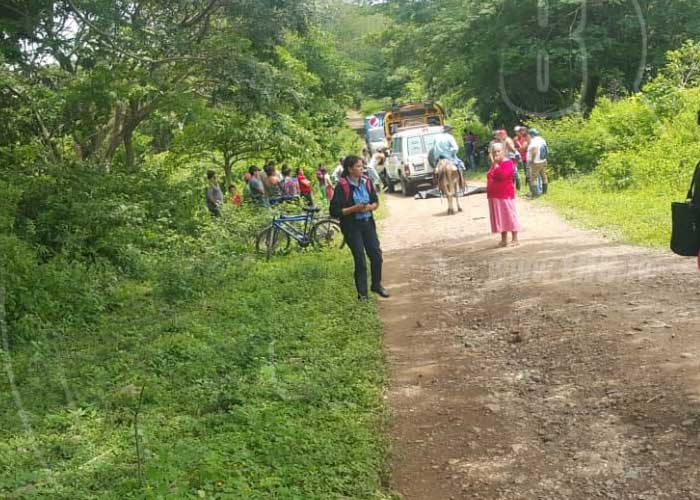 Muere al pasarle las llantas de un bus en Comalapa