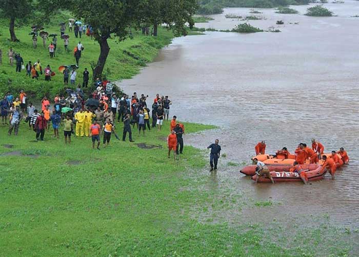 india, lluvias, tres, pasajeros rescatados, 