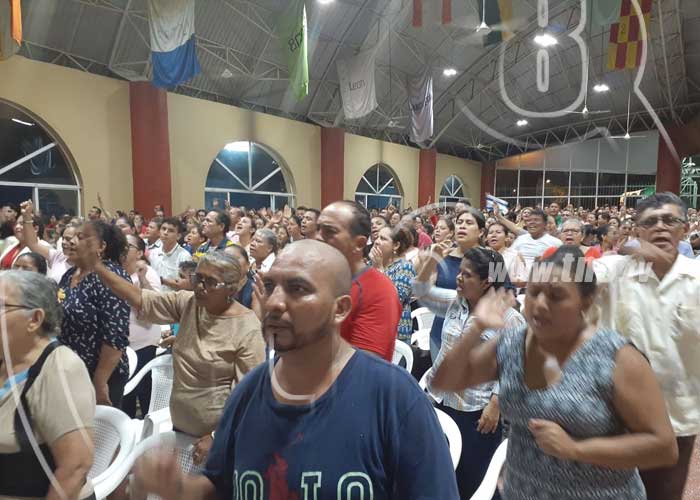 Pastor Dag Heward en la Iglesia Rios de Agua Viva de Managua.