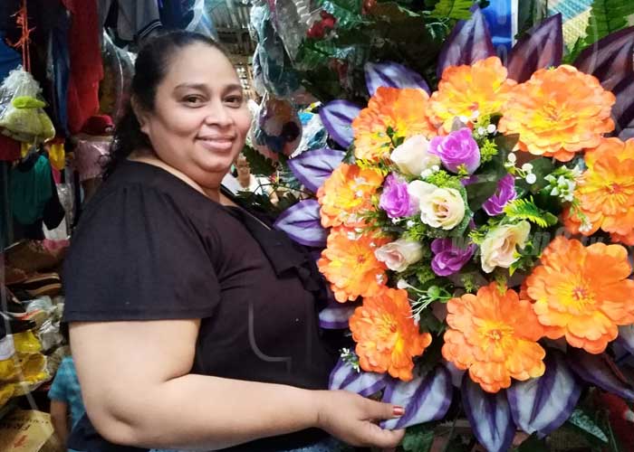 Feria en arreglos florales y coronas en el mercado de Nueva Guinea 