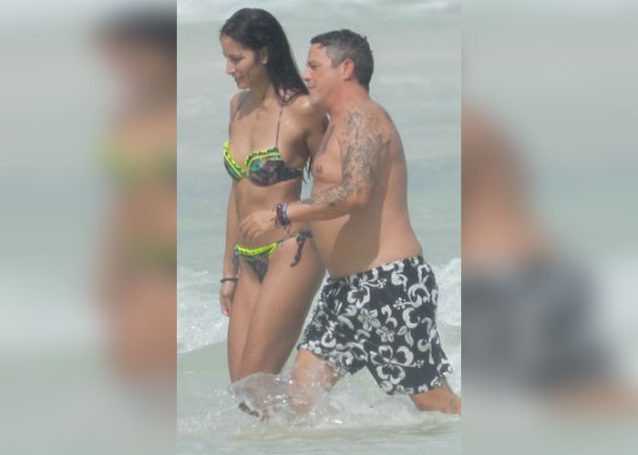 Captan a Alejandro Sanz con su nuevo amor en la playa