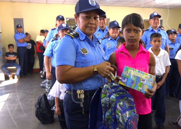 nicaragua, ano lectivo, oficial de policia, entrega, utiles escolares, apoyo, 