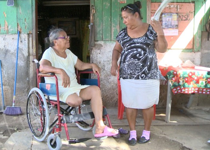 nicaragua, barrio san judas, managua, abuelita, panales, silla de rueda, 