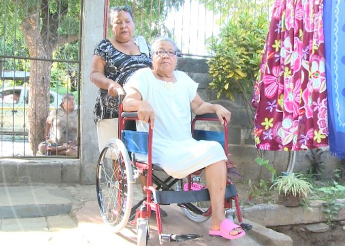 nicaragua, barrio san judas, managua, abuelita, panales, silla de rueda, 
