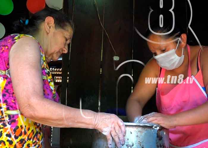 Foto: mujer emprendedora de Matagalpa realiza pan para negocio/TN8