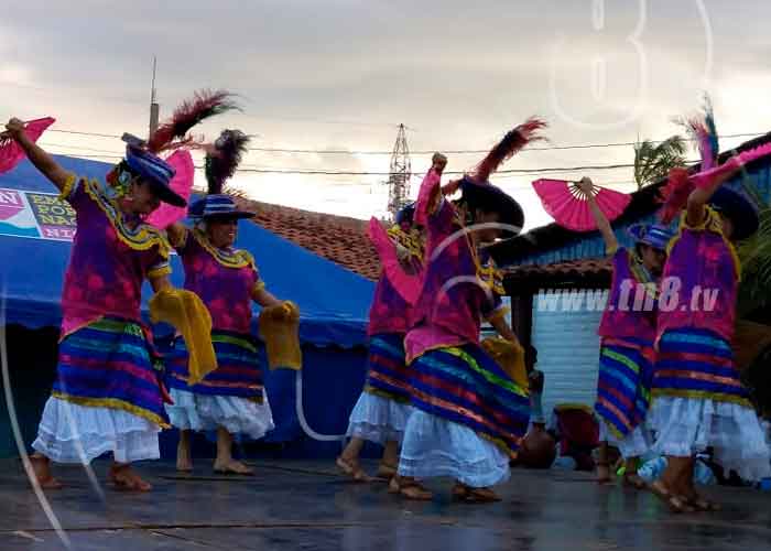 Foto: Grupos musicales deleitan a espectadores con bailes y danzas/TN8