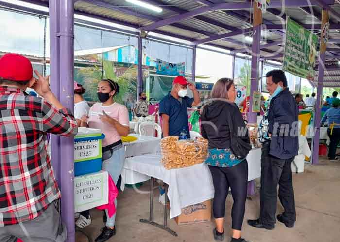 Foto: Emprendedores ofertan productos en Parque de Ferias/TN8