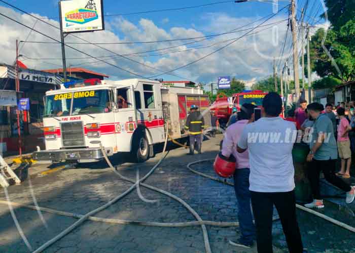 Foto: Voraz incendio deja a la intemperie a dos Familias en Managua / TN8