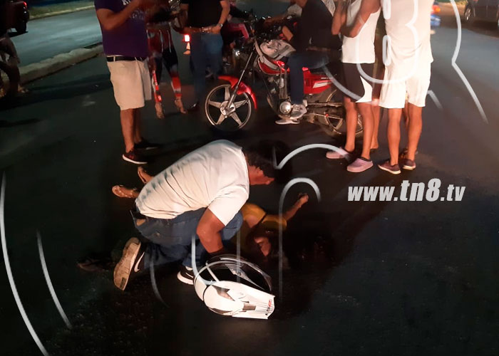Foto: Pasajera de moto resulta lesionada al caerse en estado de ebriedad / TN8
