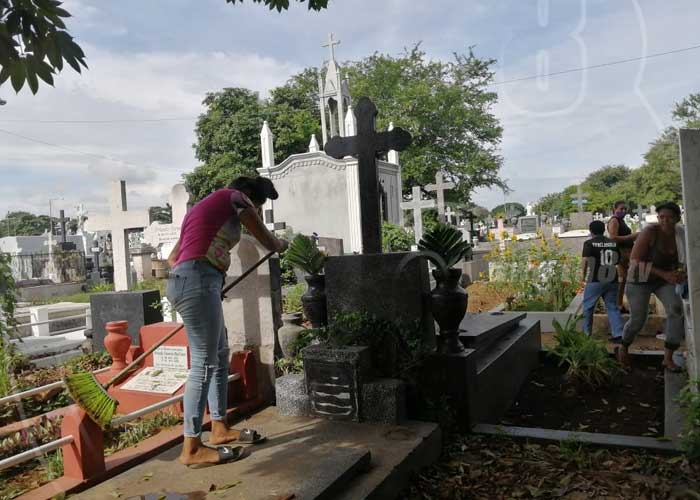 nicaragua, cementerio, visitas, dia de los fieles difuntos, managua, flores,