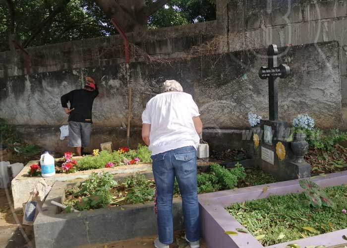 nicaragua, cementerio, visitas, dia de los fieles difuntos, managua, flores,