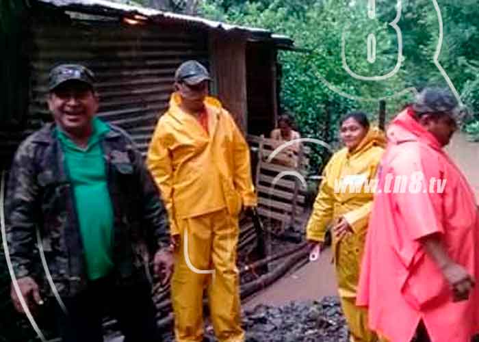 Una familia siendo evacuada por las inundaciones en el departamento de Chontales / FOTO: TN8