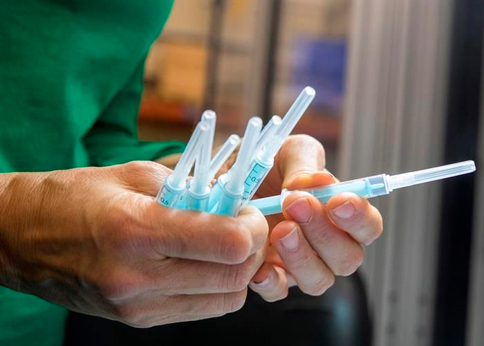 Foto: Australia detiene vacuna contra el COVID-19 por falsos positivos de VIH / RT