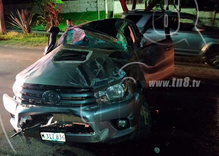 Foto: Vivos de milagro tras fuerte accidente en Villa Fontana/ TN8