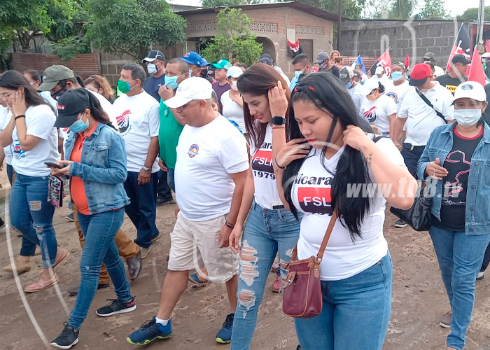 Foto: Familias participan de la caminata "Mi vida sin drogas"/ TN8 